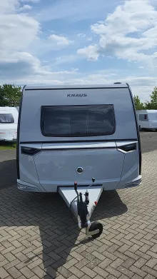 Frontal Vorne Knaus Südwind 580 QS Black Selection 3 Etagenbett mit Garagentür