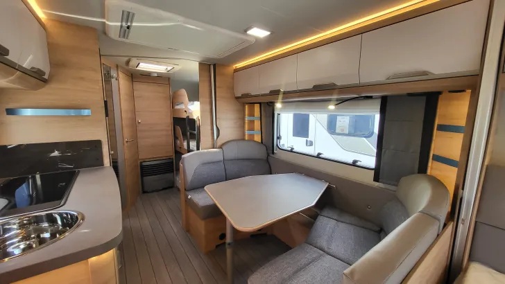Sitzgruppe Knaus Südwind 580 QS Black Selection 3 Etagenbett mit Garagentür