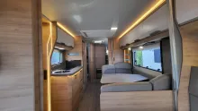 Sicht vorne-hinten Knaus Südwind 580 QS Black Selection 3 Etagenbett mit Garagentür