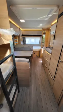 Sicht vorne-hinten Knaus Südwind 580 QS Black Selection 3 Etagenbett mit Garagentür