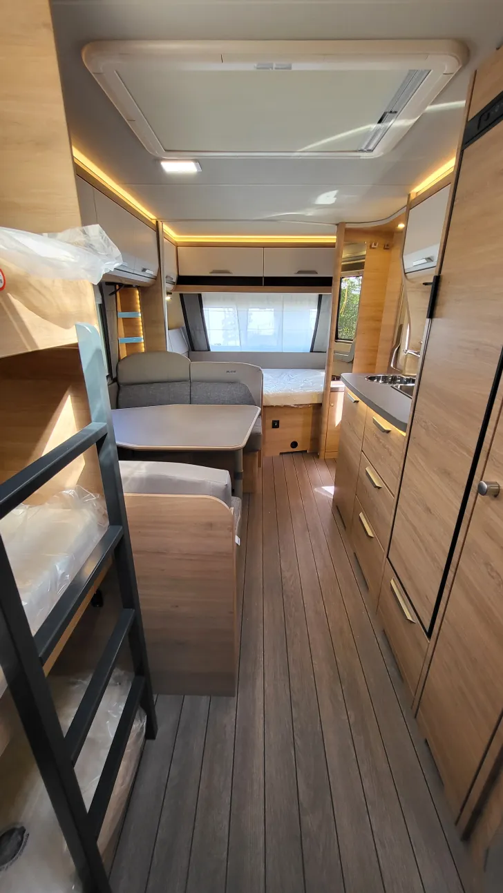 Sicht vorne-hinten Knaus Südwind 580 QS Black Selection 3 Etagenbett mit Garagentür