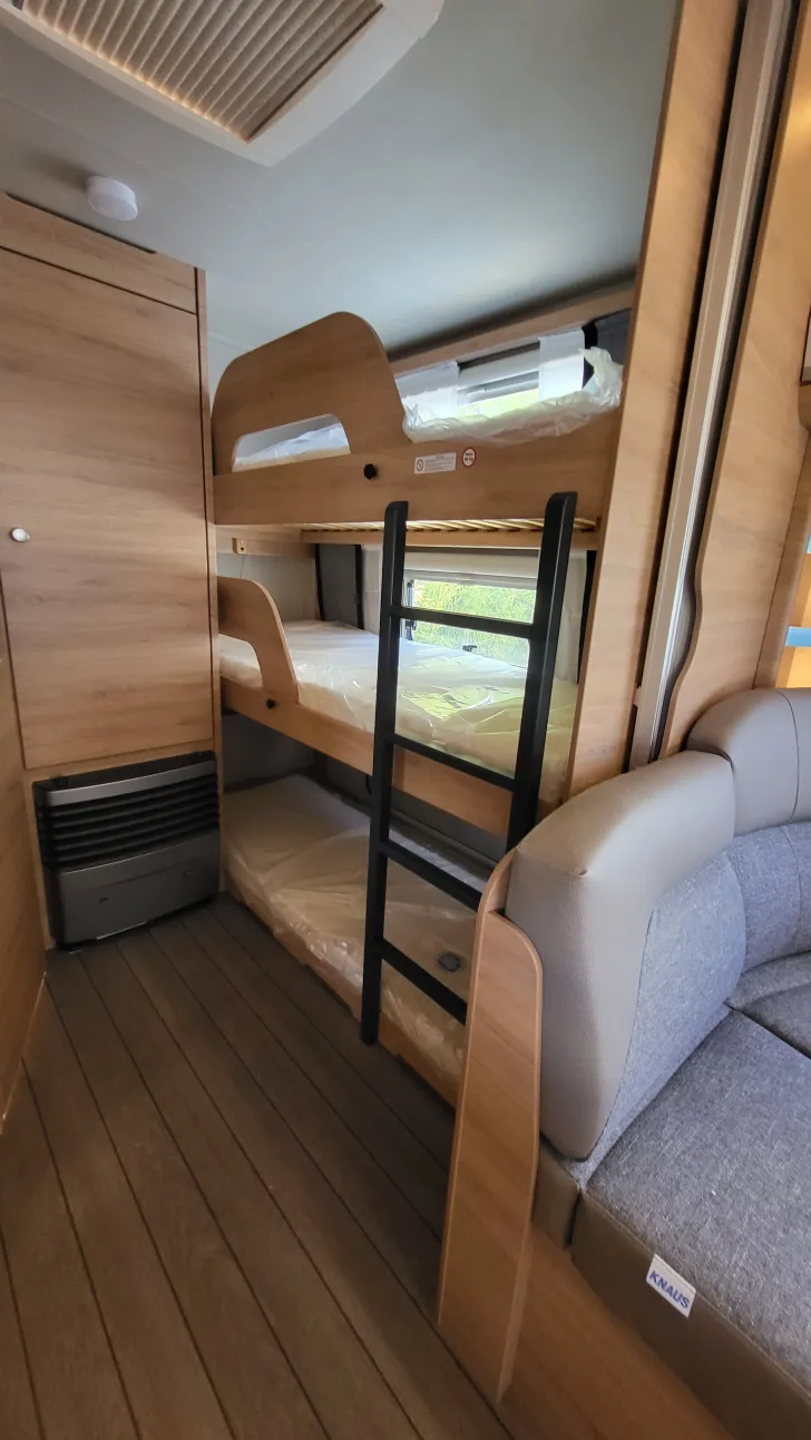 Etagenbetten Knaus Südwind 580 QS Black Selection 3 Etagenbett mit Garagentür