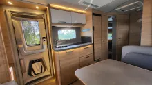 Küchen Knaus Südwind 580 QS Black Selection 3 Etagenbett mit Garagentür