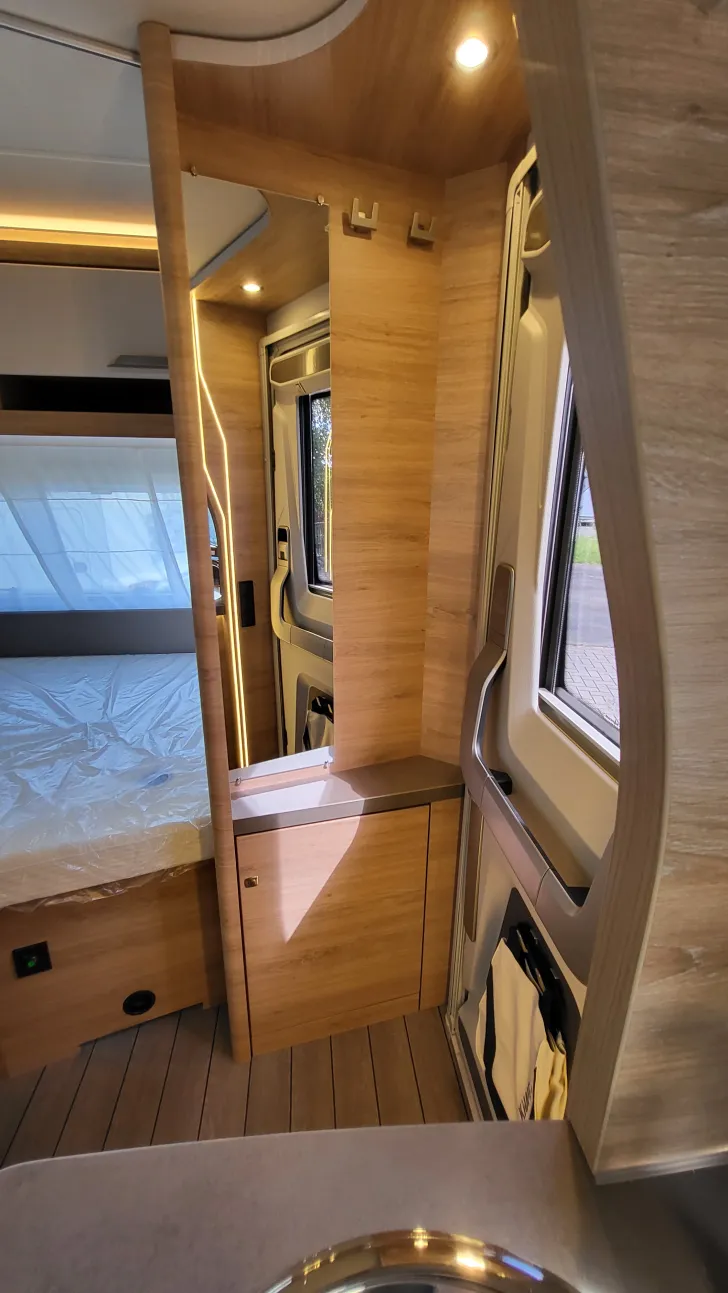 Weitere Betten Knaus Südwind 580 QS Black Selection 3 Etagenbett mit Garagentür