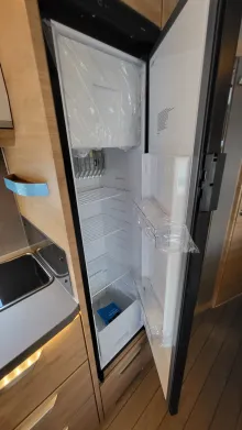 Fahrerhaus Knaus Südwind 580 QS Black Selection 3 Etagenbett mit Garagentür