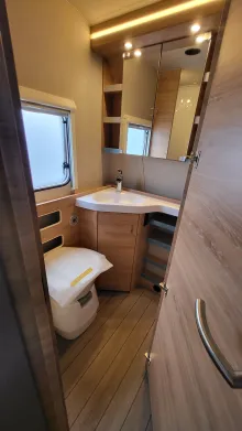 Toilette Knaus Südwind 580 QS Black Selection 3 Etagenbett mit Garagentür