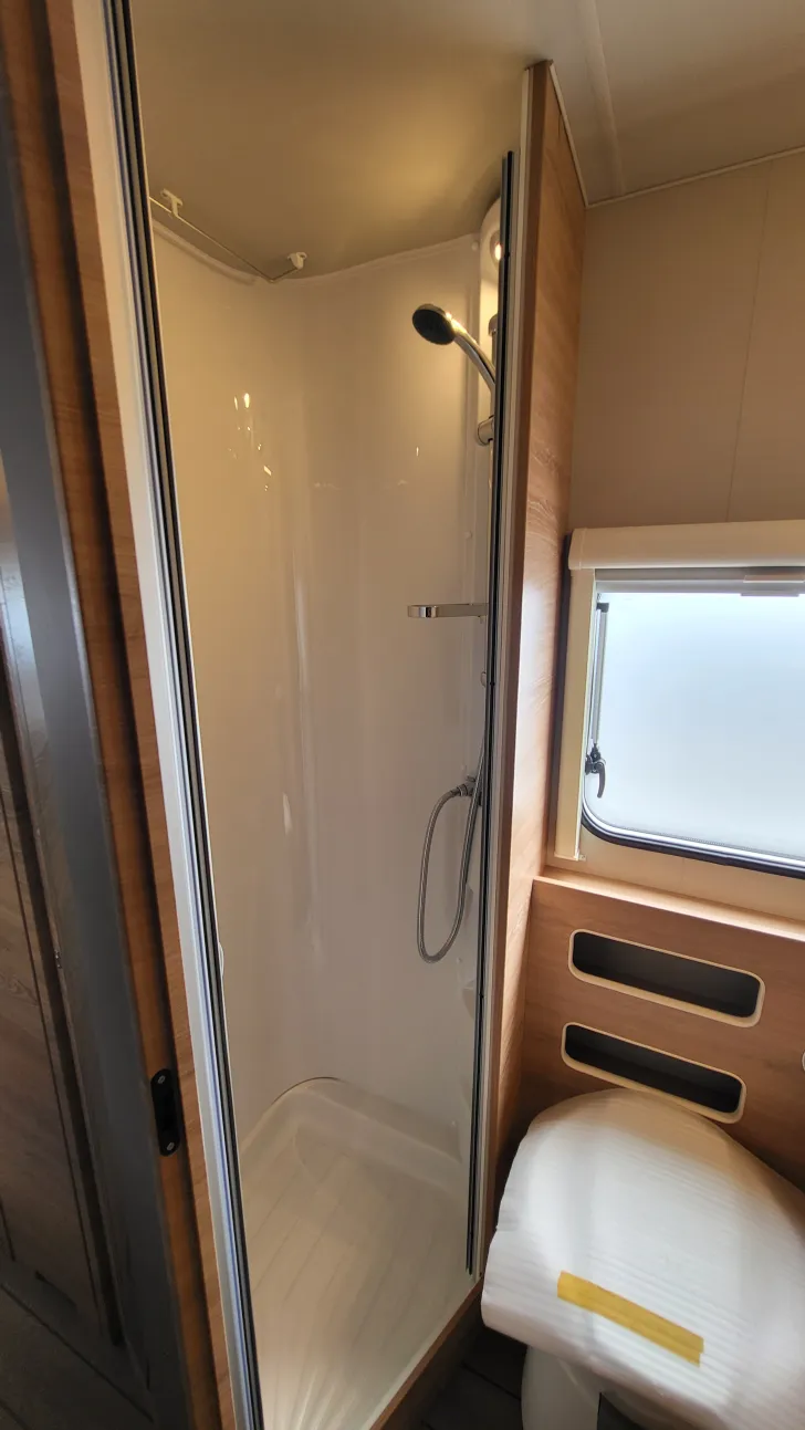 TV-Vorbereitung Knaus Südwind 580 QS Black Selection 3 Etagenbett mit Garagentür