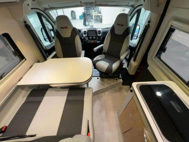 Fahrzeugbild Pilote V 630J/Einzelbetten+AUFSTELLDACH/TOP #9