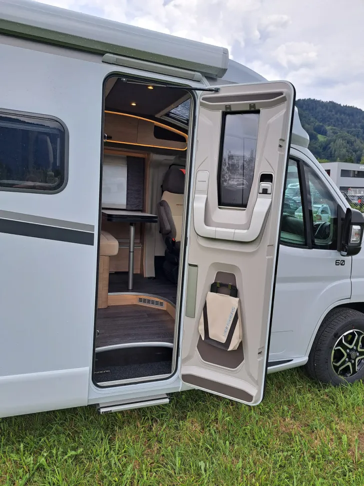 Seitlich Weinsberg CaraCompact 600 MEG EDITION [PEPPER]