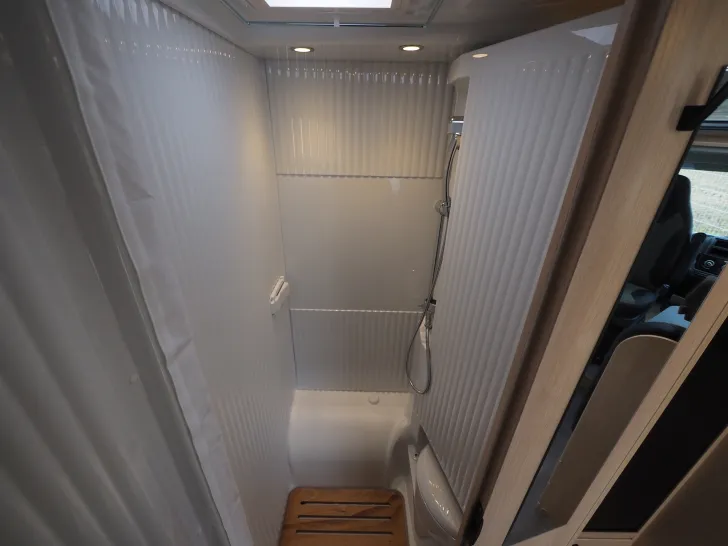 Fahrzeugbild Sunlight V 67S, Neuheit !, Easy Fold Bett #13