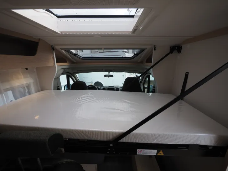 Fahrzeugbild Sunlight V 67S, Neuheit !, Easy Fold Bett #14
