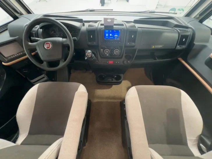 Fahrzeugbild Pilote Essentiel G700 C/ Queensbett+Hubbett/Klima/Solar #7