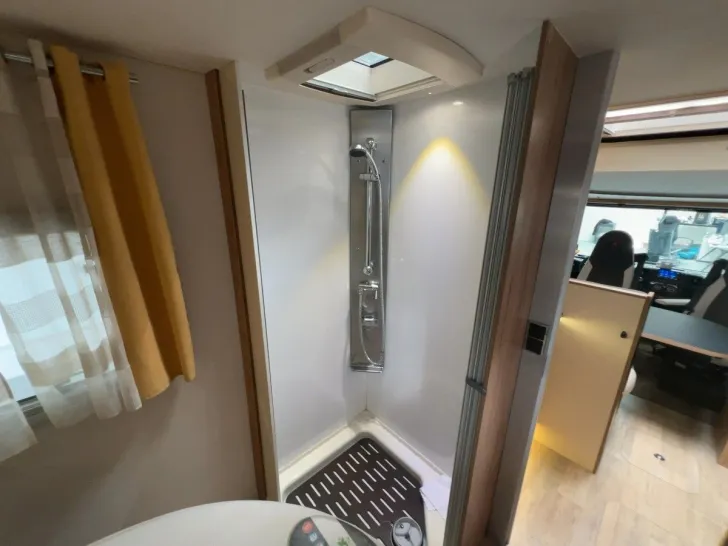 Fahrzeugbild Pilote Essentiel G700 C/ Queensbett+Hubbett/Klima/Solar #17