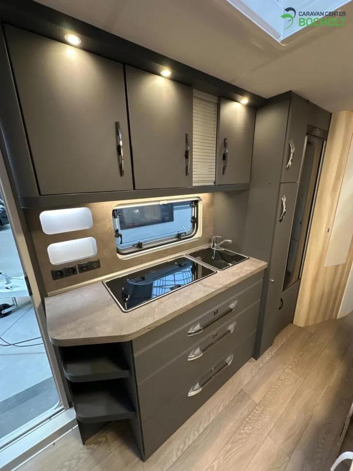 Fahrzeugbild Hobby De Luxe 545 KMF Ehem. Mietwagen / 2000 kg / Dusche #16