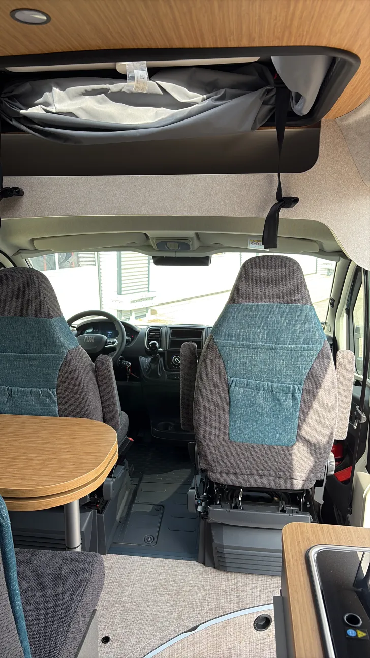 Sicht vorne-hinten Hymer Camper Van Redwood 601 Automatik Dieselheizung