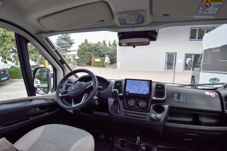 Fahrzeugbild Carado T447 pro+ *Hubbett* #10