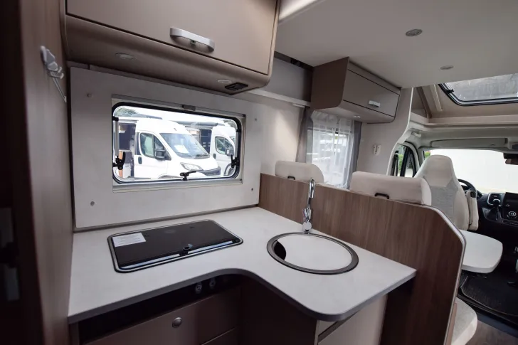 Fahrzeugbild Carado T447 pro+ *Hubbett* #13