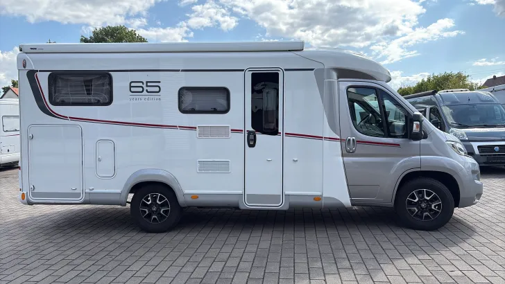 Seitlich LMC Breezer V 643 G 65 Jahre sehr gepflegt