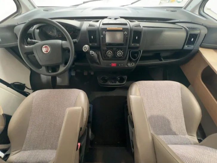 Fahrzeugbild Carado I 447/Einzelbetten/Heckgarage/Hubbett/SAT #7