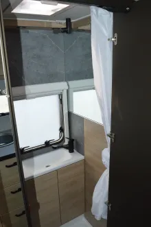 Fahrzeugbild Weinsberg CaraOne 500 FDK Deckenschrank statt Ablagen #22