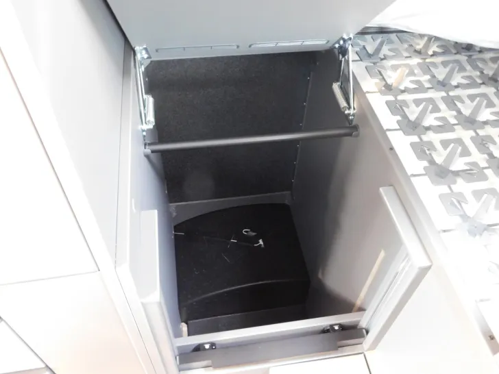 Fahrzeugbild Niesmann + Bischoff iSmove 6.9 E AHK, Gastank, Hubbett, Solar, ALDE #21