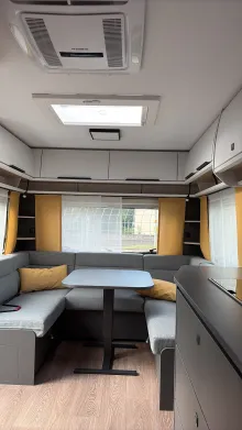 Sicht vorne-hinten Fendt Apero 495 SFB sehr gepflegt