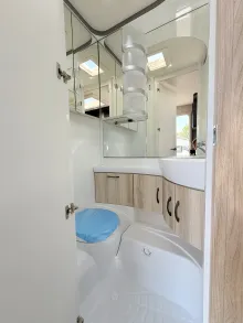 Fahrzeugbild Hobby De Luxe 490 KMF Modelljahr 2027 ausgestellt! #25