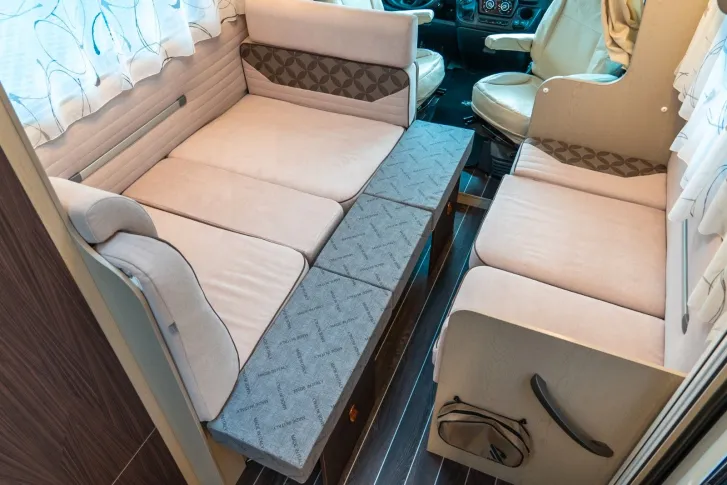 Fahrzeugbild Rimor Seal 9 Goldpaket *6 Sitzplätze*7 Schlafplätze #15