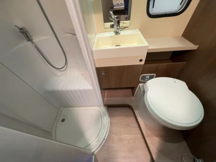 Fahrzeugbild Chausson Flash C626/ETTAGENBETTEN/6 Schlafplätze / TOP #16