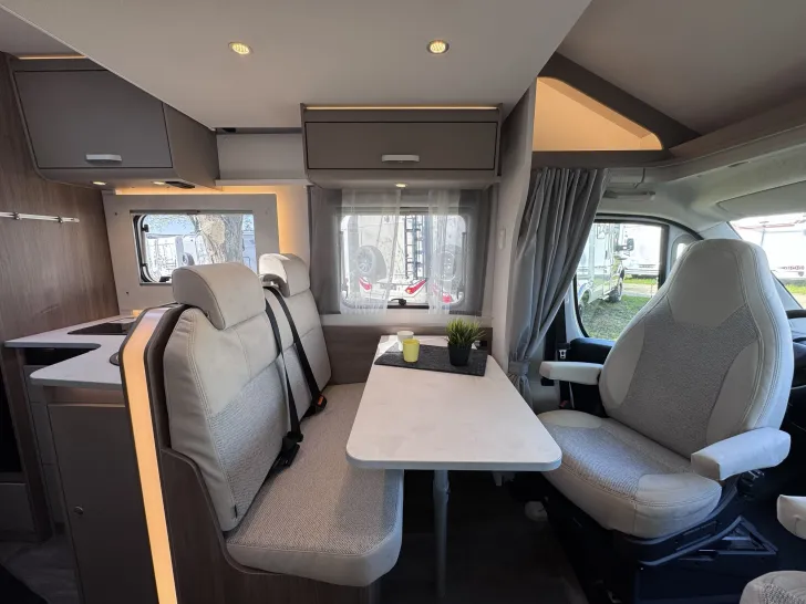Fahrzeugbild Carado T328 *140PS*Automatik*5. Sitzplatz*Hubbett* #11