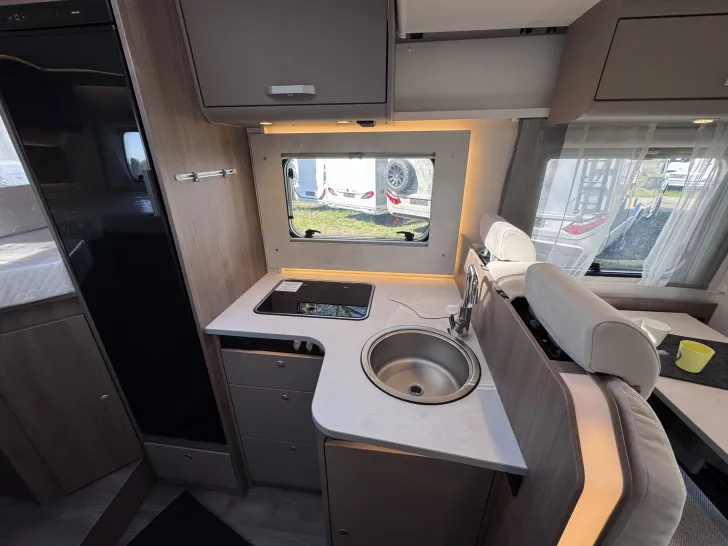 Fahrzeugbild Carado T328 *140PS*Automatik*5. Sitzplatz*Hubbett* #12