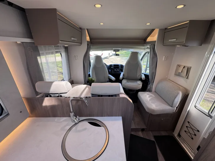 Fahrzeugbild Carado T328 *140PS*Automatik*5. Sitzplatz*Hubbett* #20