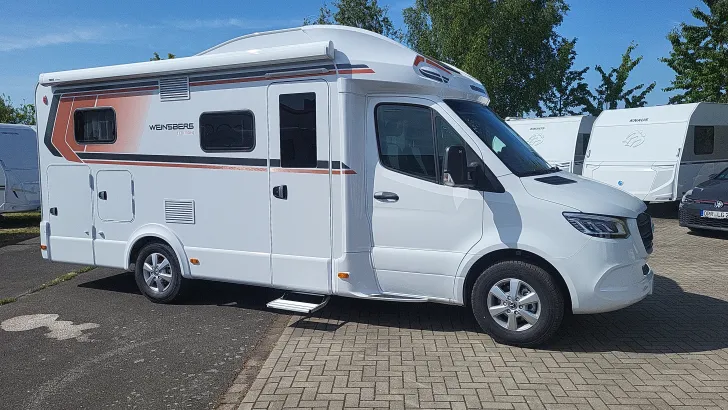 Schräg Vorne Weinsberg CaraCompact 640 MEG Suite EDITION [PEPPER] Hot Pepper & Licht Paket