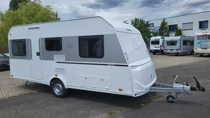 Schräg Vorne Knaus Sport 460 EU Mover/Markise