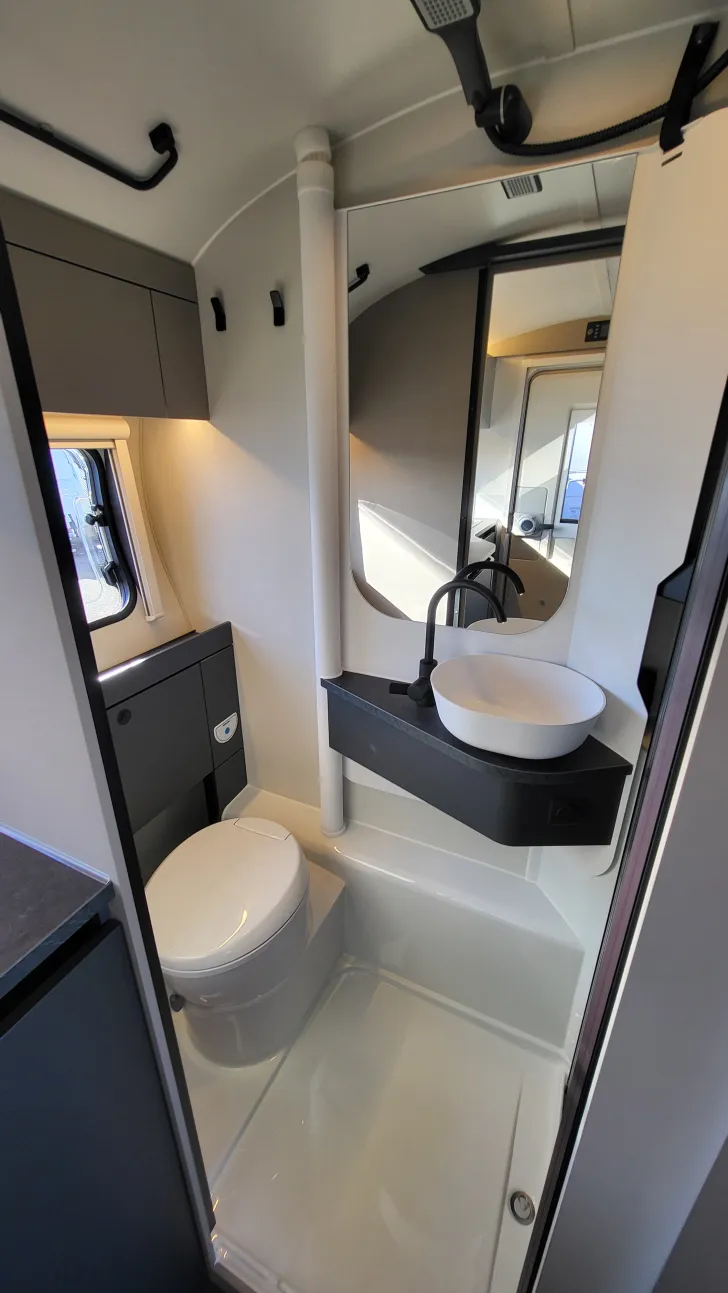 Toilette Adria Action 391 LH Sports Mover/Fahrradträger