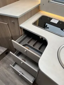 Fahrzeugbild Carado T 338 AT8G+ChassisPak+TV-Pak+RFK+gr.Kühlschrank #20
