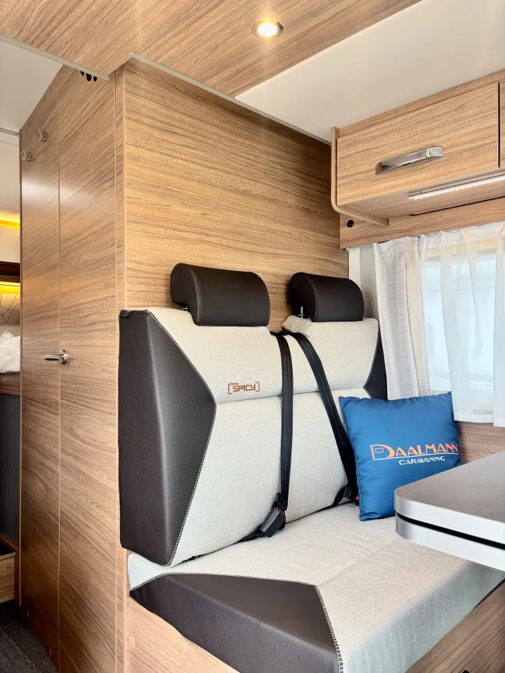 Fahrzeugbild Weinsberg CaraSuite EDITION SPICY 650 MEG Hubbett und Rahmenfenster #9