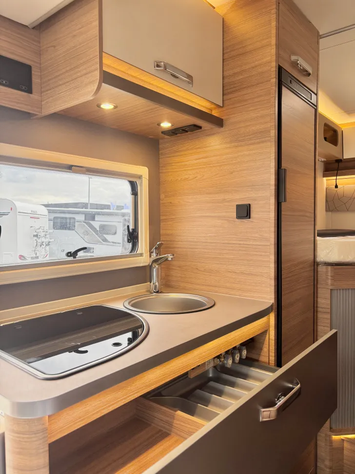 Fahrzeugbild Weinsberg CaraSuite EDITION SPICY 650 MEG Hubbett und Rahmenfenster #11