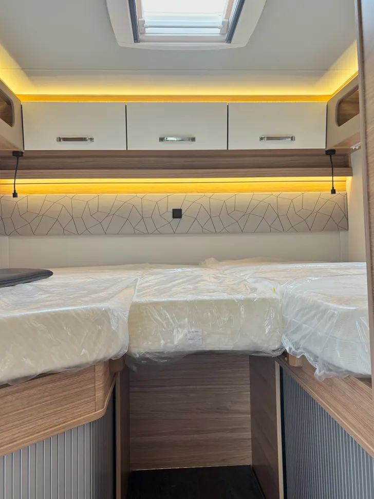 Fahrzeugbild Weinsberg CaraSuite EDITION SPICY 650 MEG Hubbett und Rahmenfenster #12