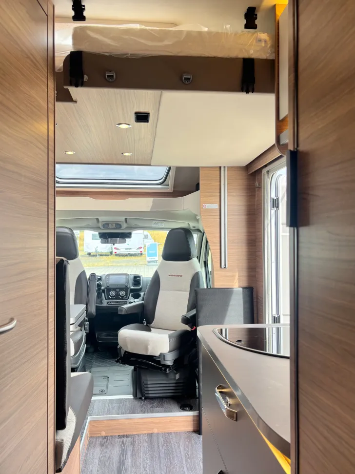 Fahrzeugbild Weinsberg CaraSuite EDITION SPICY 650 MEG Hubbett und Rahmenfenster #16