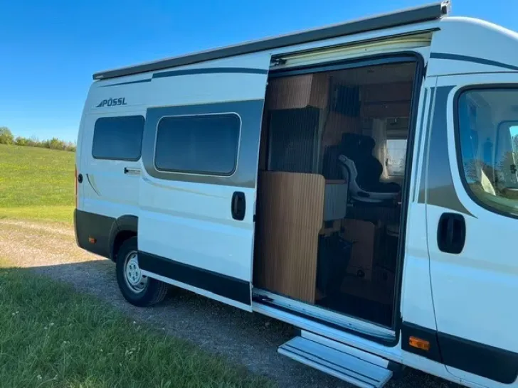 Grundriss Nacht Pössl Roadcruiser 640 Längsbett Solar MaxxFan H