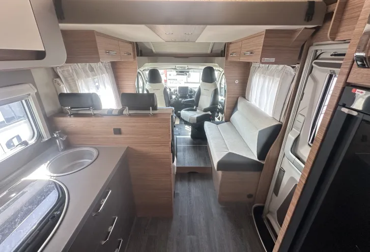 Fahrzeugbild Weinsberg CaraSuite 650 MF EDITION [SPICY] Automatikgetriebe , Hubbett #9