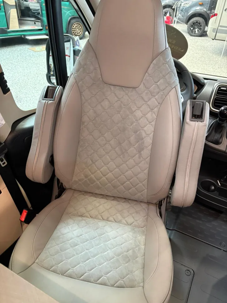 Fahrzeugbild LMC Cruiser 740 EL /LEDERAUSSTATTUNG RÜHL #10