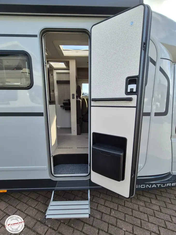 Fahrzeugbild Bürstner Signature SFT 7.0 AHK*3,5t 4 Sitze #7