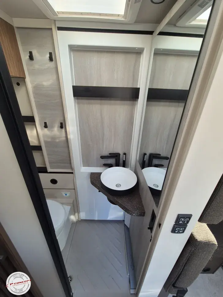 Fahrzeugbild Bürstner Signature SFT 7.0 AHK*3,5t 4 Sitze #13