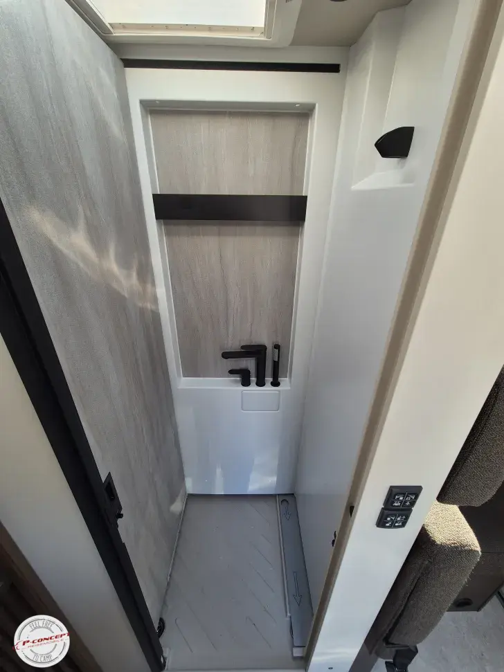 Fahrzeugbild Bürstner Signature SFT 7.0 AHK*3,5t 4 Sitze #14