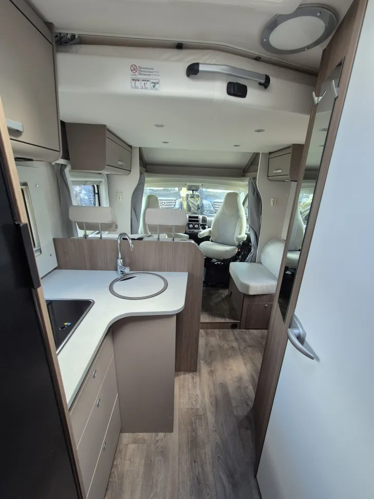 Fahrzeugbild Carado T328 *Bettumbau*Hubbett*Automatik* #31
