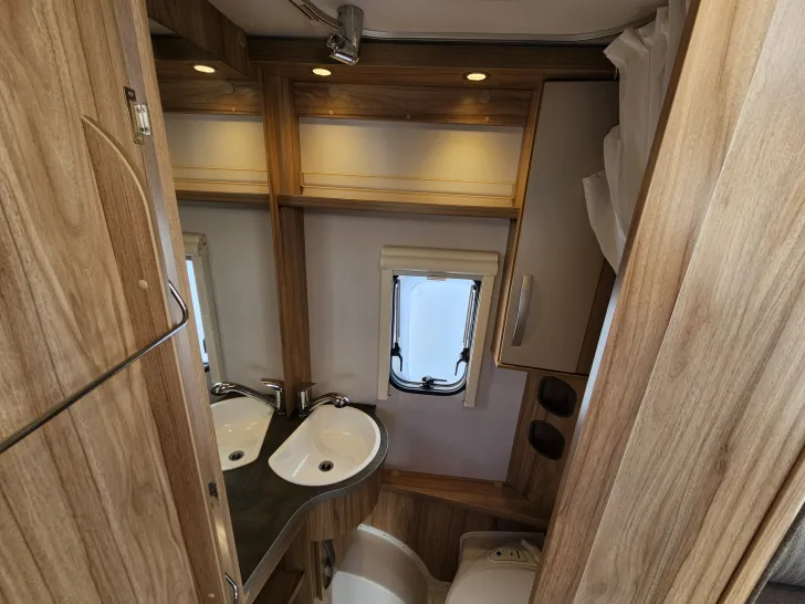 Fahrzeugbild Hymer Eriba Nova Light 442 UVP 46.000,- Topausstattung ! #17