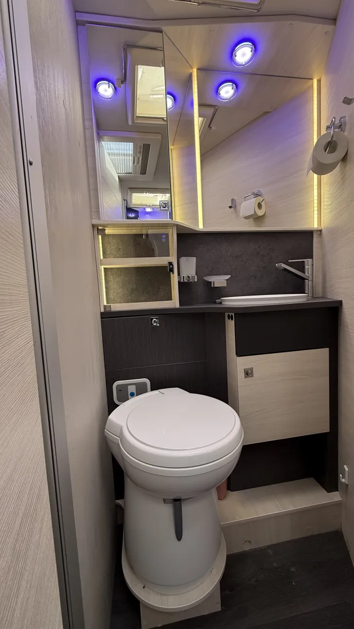 Fahrzeugbild Challenger 328 (2021) | 170 PS | Autark ( #8