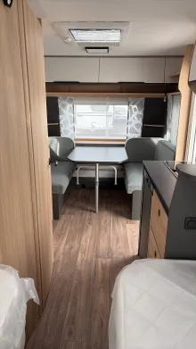 Sicht vorne-hinten Fendt APERO ACTIV 465 GE